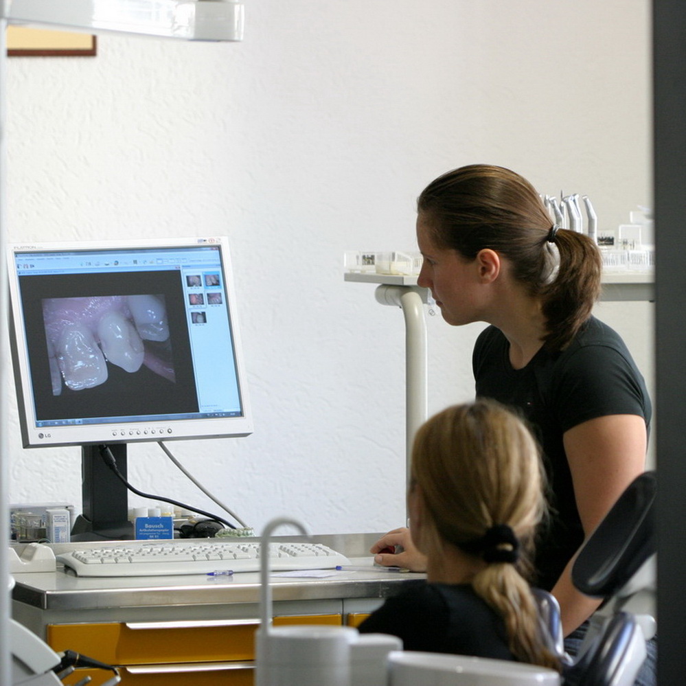 Dr. Kristin Endres bei der Behandlung in ihrer Praxis